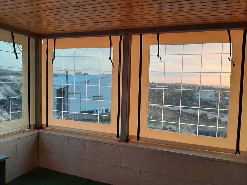 כיסוי חלונות ברזנט שקוף לגג עם נוף פתוח — מתפרת הגליל