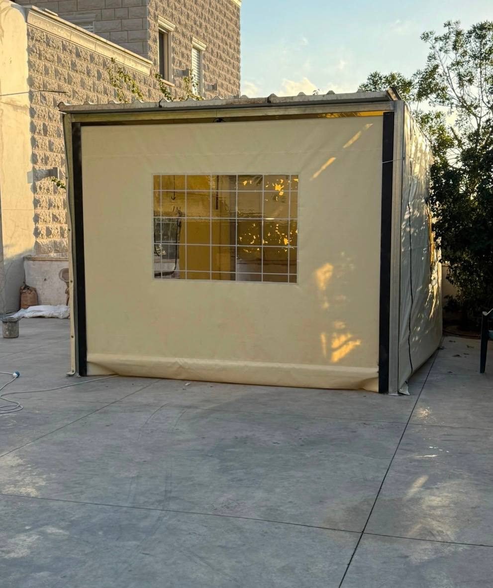 סגירת מרפסת בברזנט קרם עם חלון רשת שקוף — מתפרת הגליל