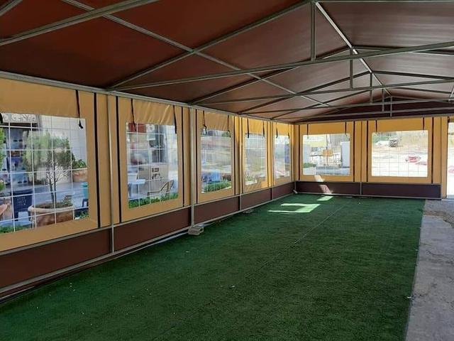פרגולה מכוסה בברזנט עם דשא סינטטי — מתפרת הגליל