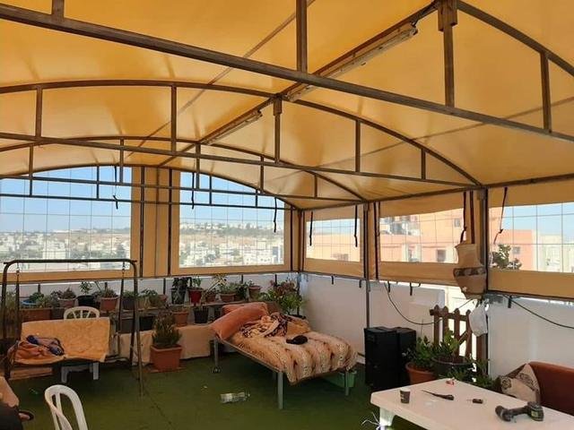 גג פרגולה מקושת ביריעות ברזנט צהובות — מתפרת הגליל