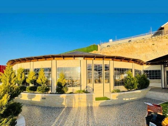 סגירת מתחם אירוח מעוגל ביריעות ברזנט שקופות — מתפרת הגליל